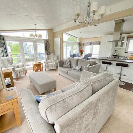 Wildflower, Premium Plus Hot Tub Lodge South Cerney Exterior photo