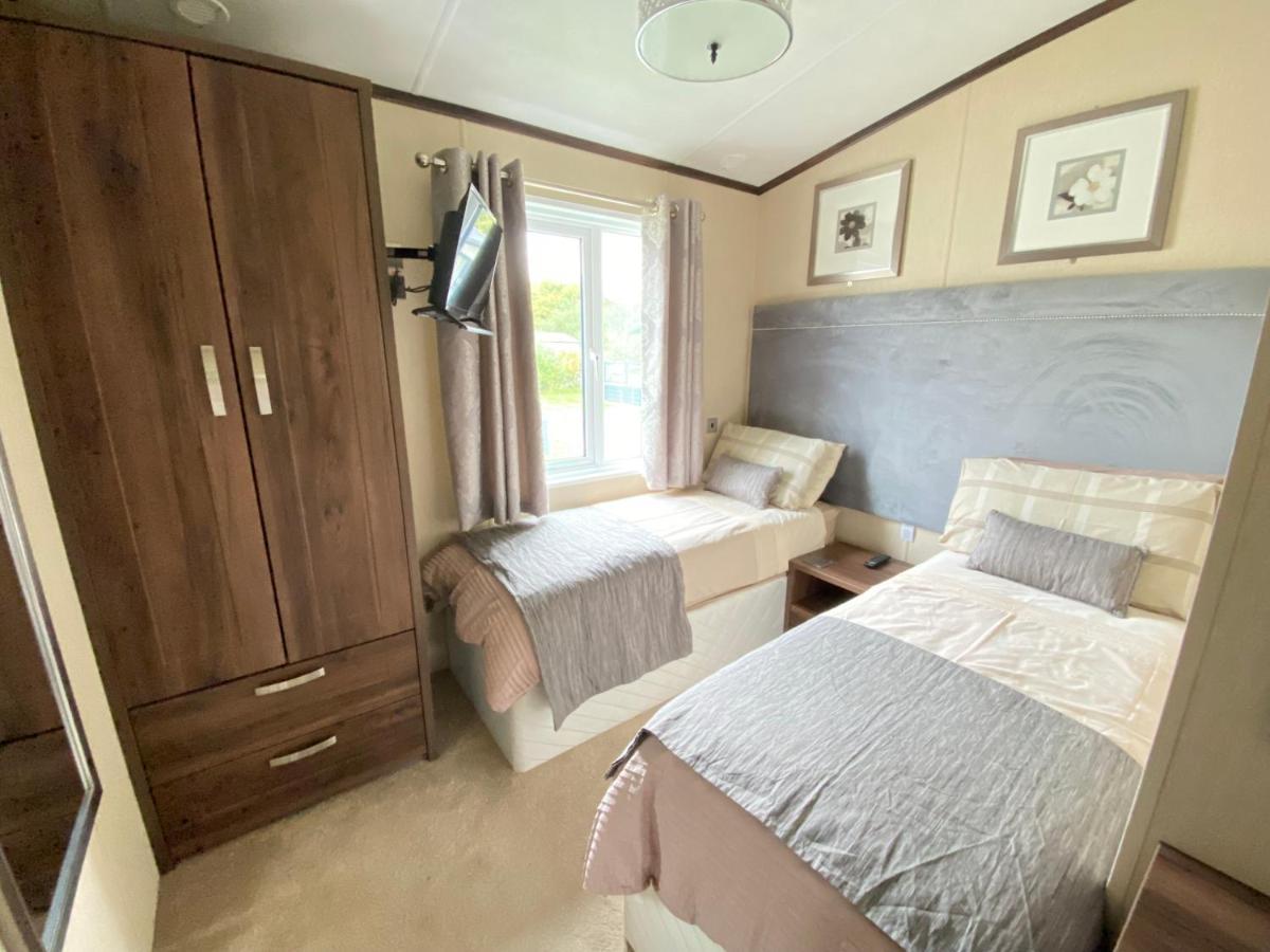 Wildflower, Premium Plus Hot Tub Lodge South Cerney Exterior photo