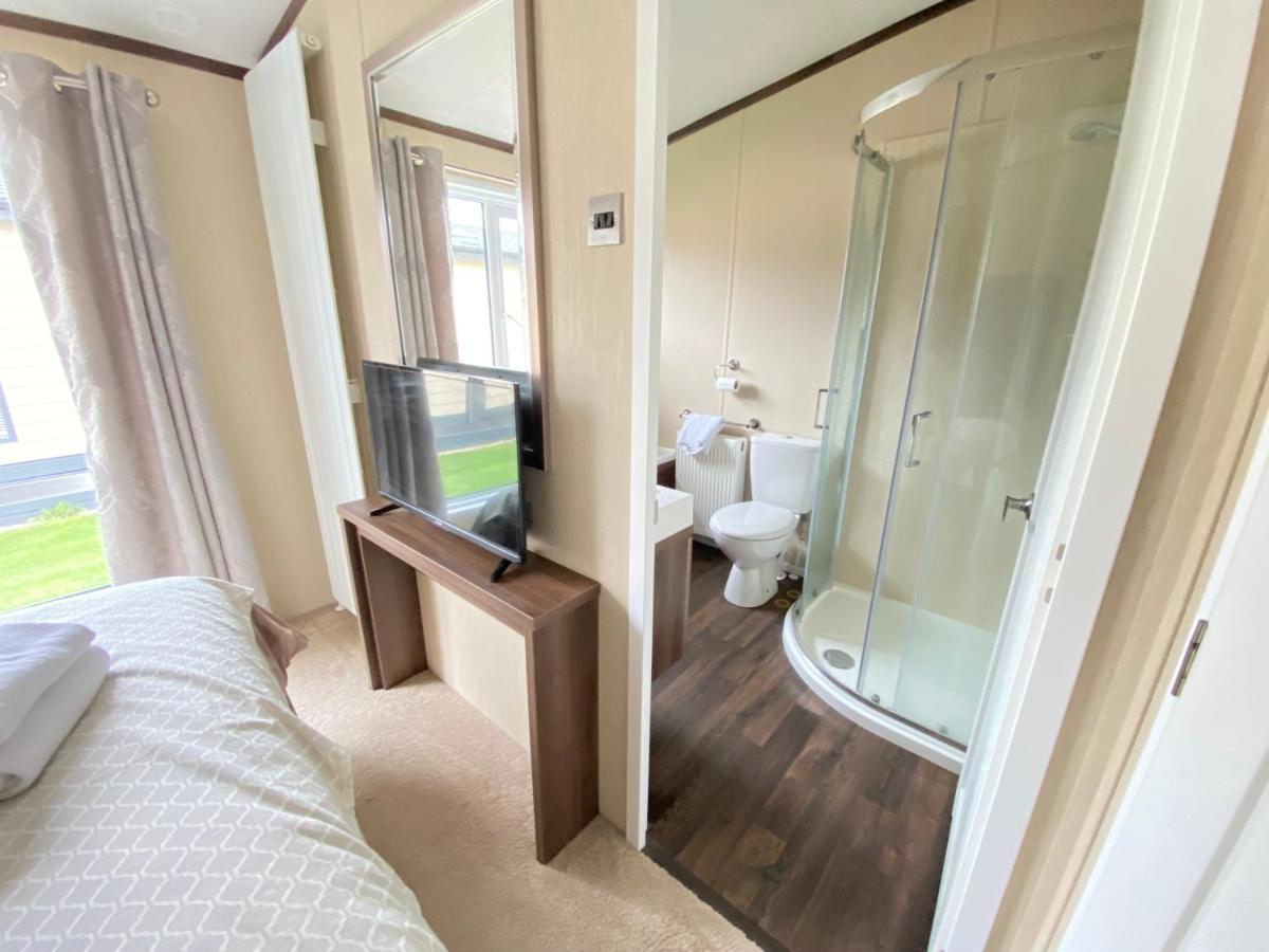 Wildflower, Premium Plus Hot Tub Lodge South Cerney Exterior photo