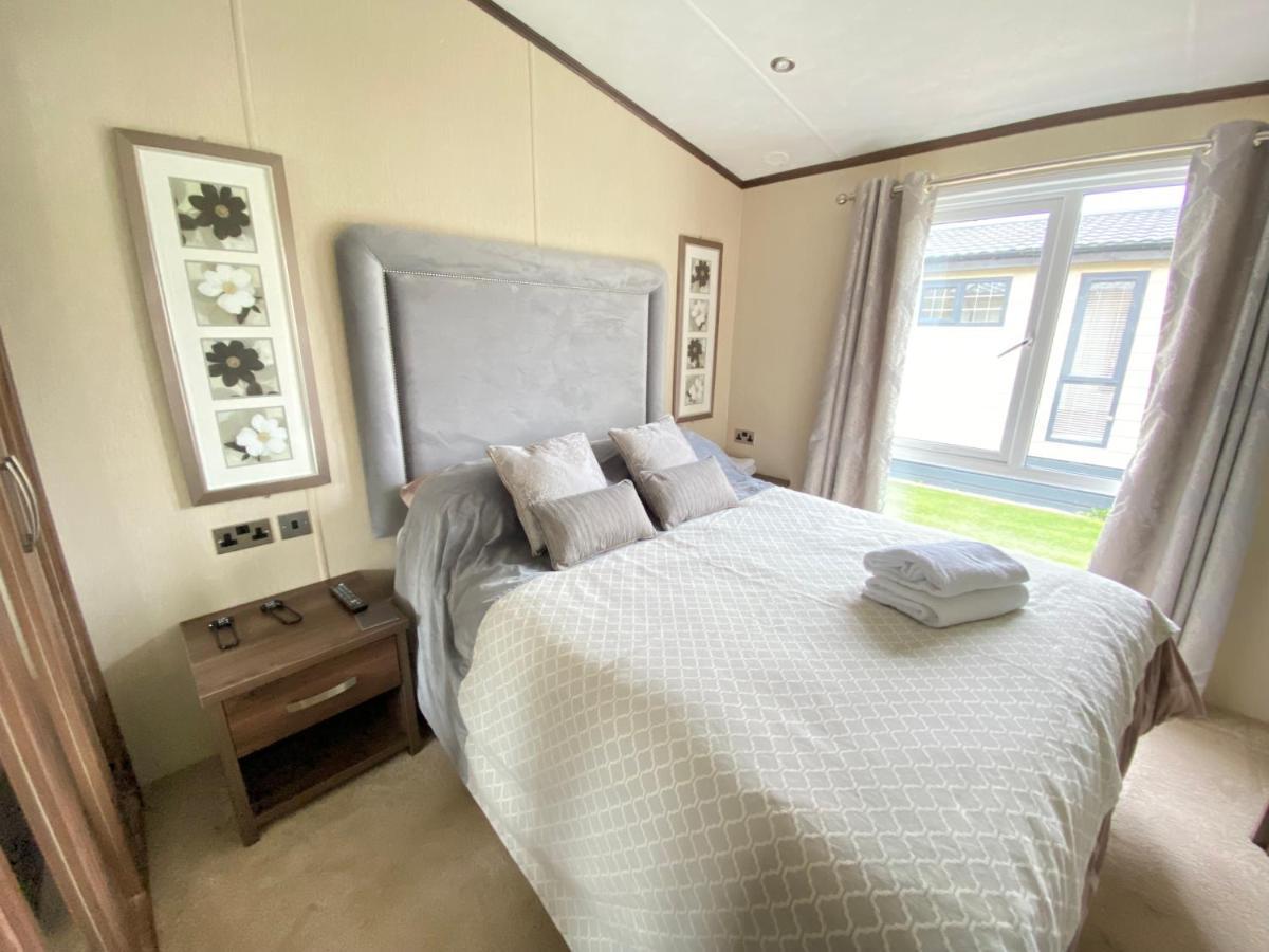Wildflower, Premium Plus Hot Tub Lodge South Cerney Exterior photo